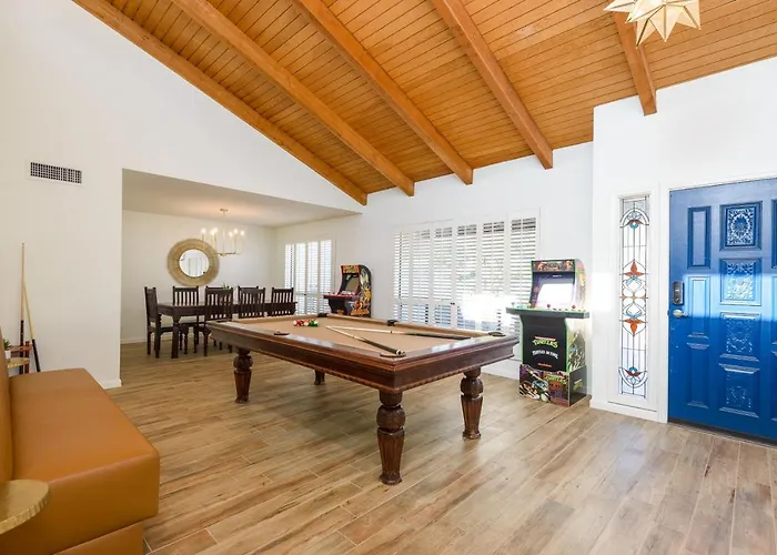 Stylish 3br Oasis - Private Pool, Billiards And Holiday home