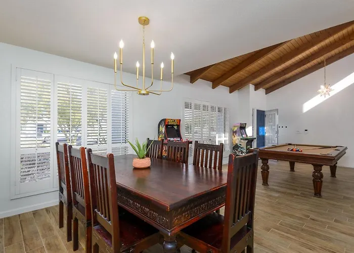 Holiday home Stylish 3br Oasis - Private Pool, Billiards And *