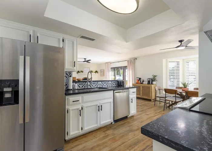 Stylish 3br Oasis - Private Pool, Billiards And Holiday home