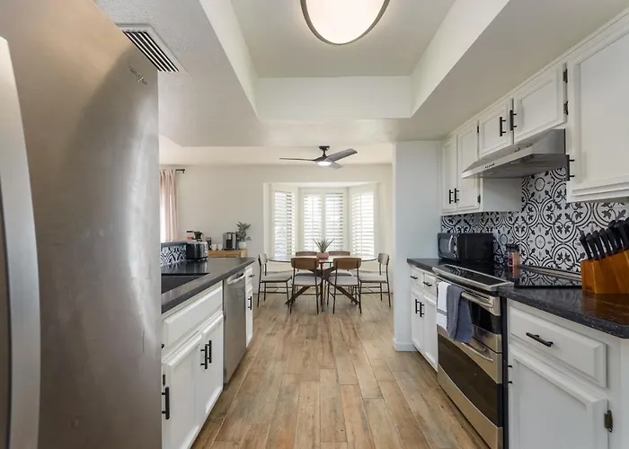 Stylish 3br Oasis - Private Pool, Billiards And