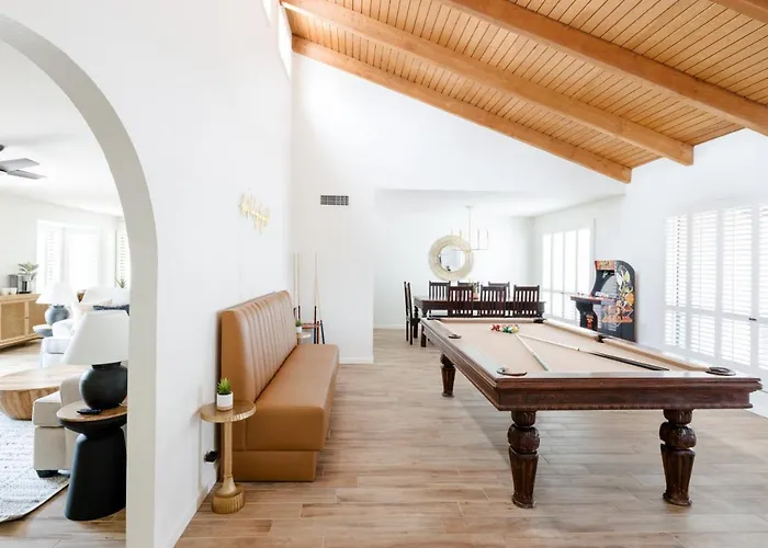 Stylish 3br Oasis - Private Pool, Billiards And Holiday home *
