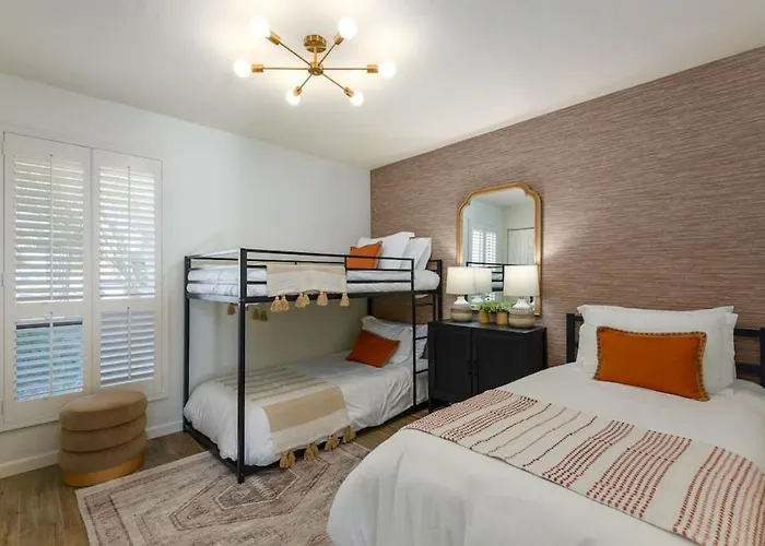 Stylish 3br Oasis - Private Pool, Billiards And Holiday home *