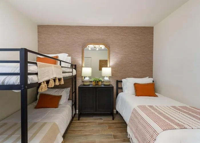 Stylish 3br Oasis - Private Pool, Billiards And