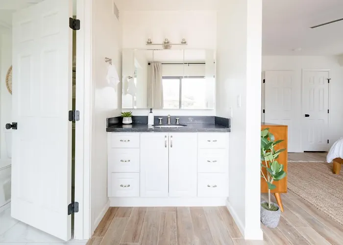 Stylish 3br Oasis - Private Pool, Billiards And Holiday home *